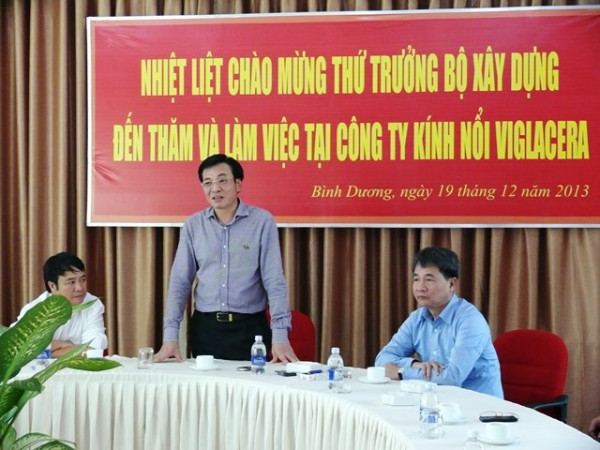 Thứ trưởng Trần Văn Sơn kiểm tra việc sản xuất kính nổi tại Viglacera Bình Dương
